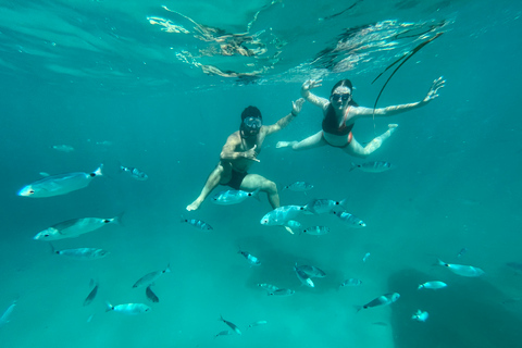 Cagliari: Bootstour mit 4 Badestopps, Schnorcheln und Prosecco