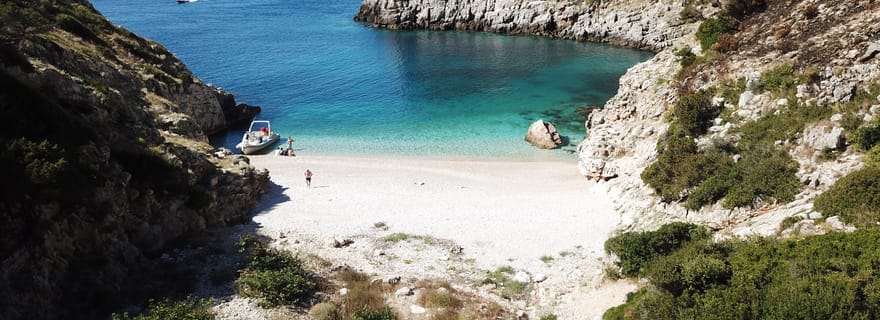 Vlore : La grotte de Haxhi Ali et la grotte de Dafina en bateau à moteur