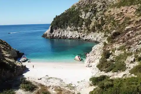 Vlore: Haxhi Ali Höhle und Dafina Höhle Speedboat Tour