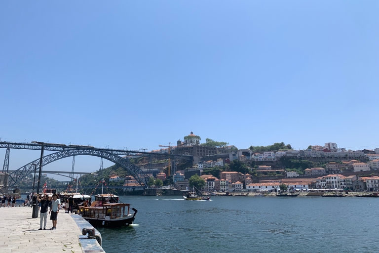 Zwiedzanie dwóch brzegów Douro w PortoHiszpańska wycieczka po dwóch brzegach Douro w Porto