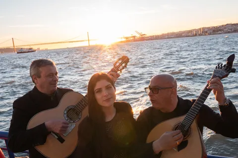 Lisboa: Crucero en barco con actuación de fado en directo y una copa