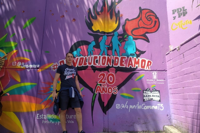 Medellín: Historic Comuna 13 Graffiti Tour with Local Guide (fr) 18185
