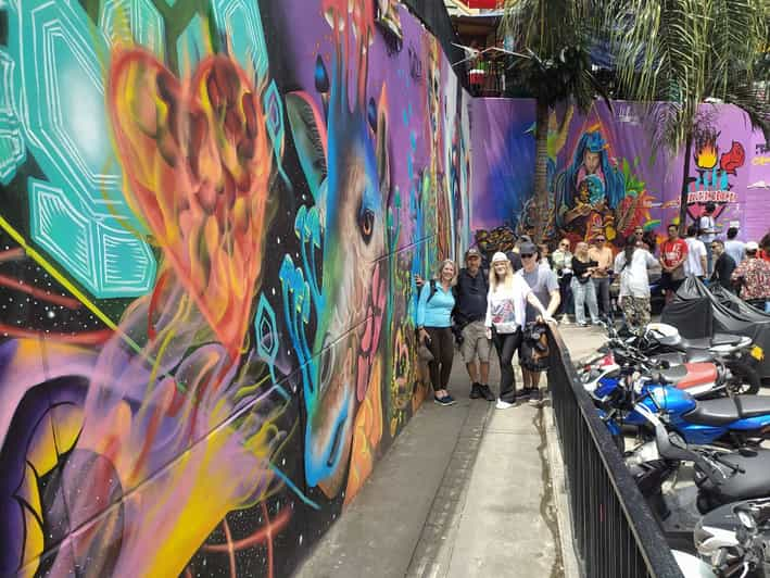 Medell N Comuna Graffiti Tour W Street Food Kabelbaan Getyourguide