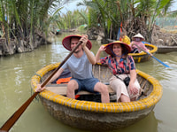 Ba Tran, Hoi una cesta en bote en bosque de coco de agua - Housity