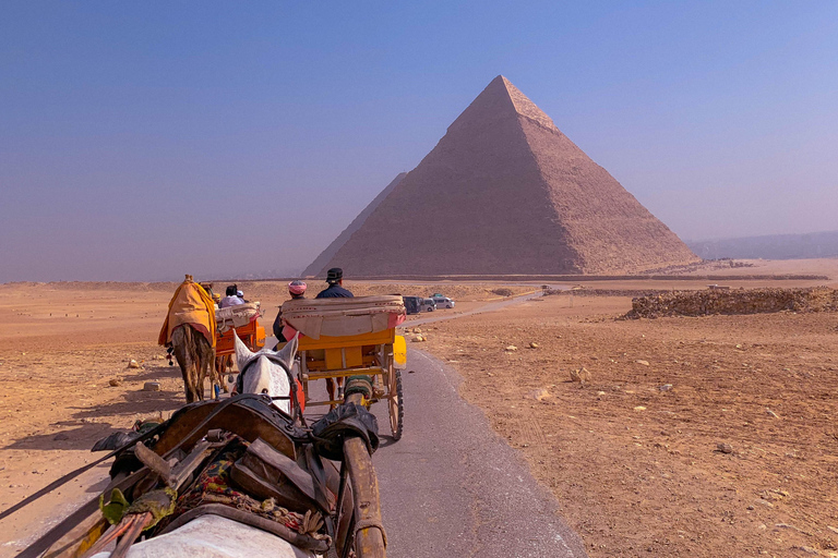 El Cairo: tour de medio día por las pirámides en camello o carruaje de caballosTour privado en carruaje sin tarifas de entrada