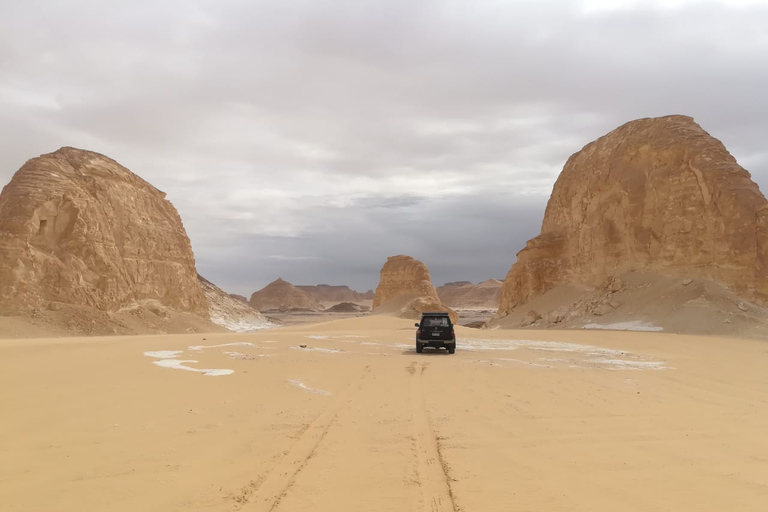 Desde El Cairo :Excursión Privada 5 Días 4 Noches a la Cueva del Desierto de Gara