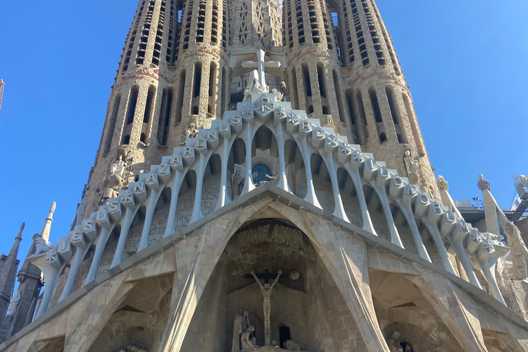 Sagrada Familia Priority Access Guided Tour: Small group