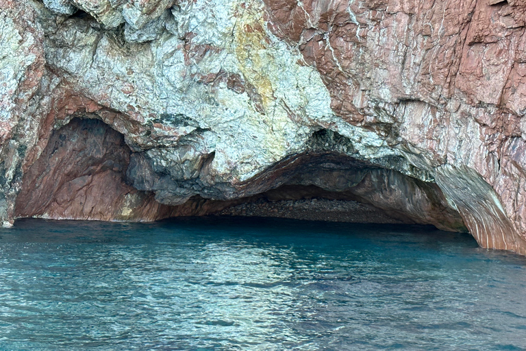 Cargèse: Sjöhålskryssning med simning och snorkling med Girolata Stop