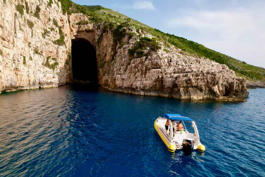 Vlore: Haxhi-Ali-Höhle & Karaburun – Schnellboot-Tour. Foto: GetYourGuide Vlore: Haxhi-Ali-Höhle & Karaburun – Schnellboot-Tour. Foto: GetYourGuide