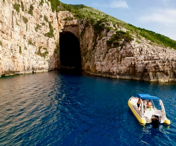 From Vlore: Haxhi Ali Cave & Karaburun Speedboat Tour