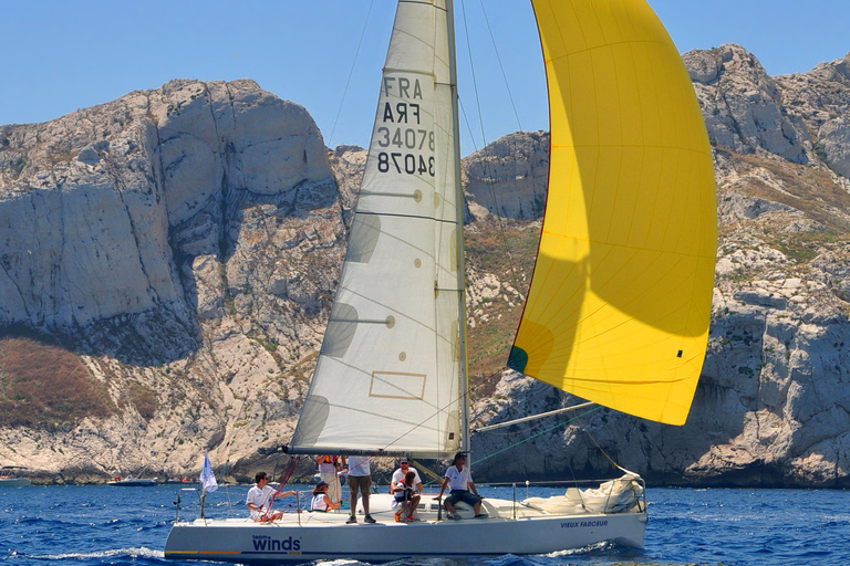 Von Marseille aus: Halbtägiger Segeltörn in den Calanques von FrioulAb Marseille: Halbtages-Segeltour in Frioul Calanques