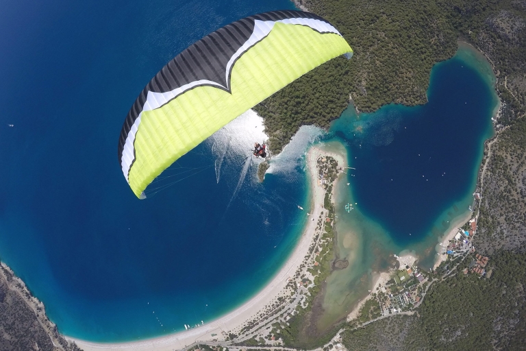 Oludeniz: Blaue Lagune Paragliding Flug FethiyeOludeniz: Gleitschirmflug in der Blauen Lagune
