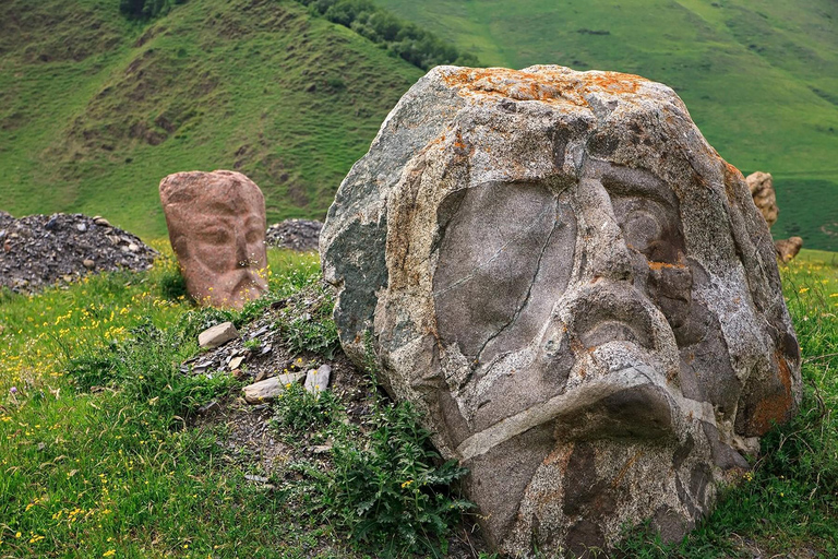 Tbilisi: Kazbegi & Sno Valley Private 4WD Day Tour