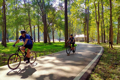 Kleverige watervalwandeling en mountainbiketocht naar de Mae Kuang-dam