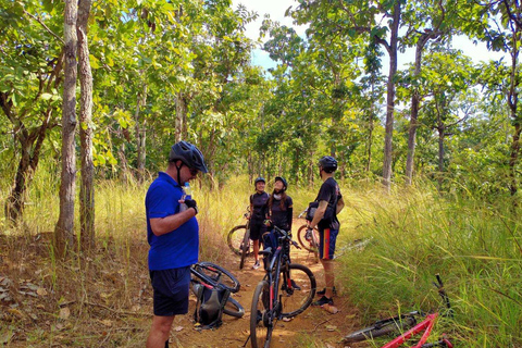 Kleverige watervalwandeling en mountainbiketocht naar de Mae Kuang-dam