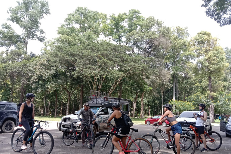 Caminata a la Cascada Pegajosa y Paseo en Bicicleta de Montaña hasta la Presa de Mae Kuang