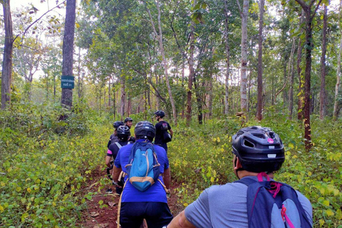 Kleverige watervalwandeling en mountainbiketocht naar de Mae Kuang-dam