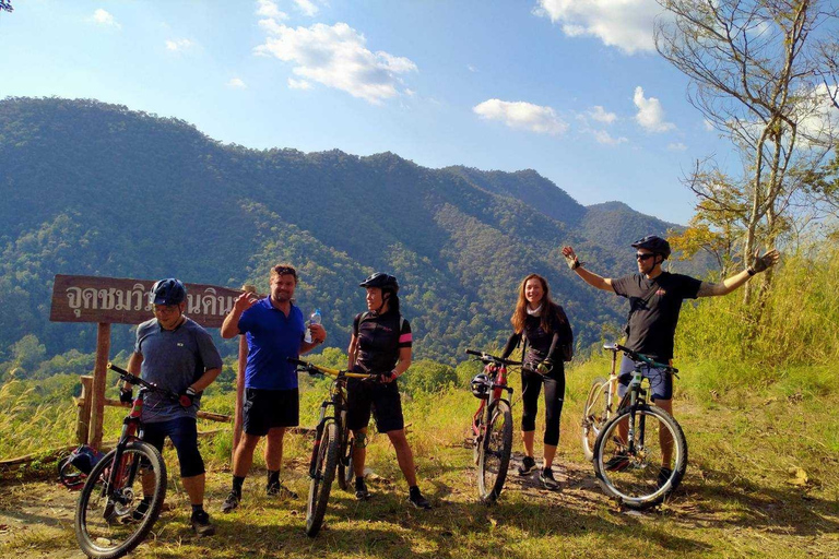 Kleverige watervalwandeling en mountainbiketocht naar de Mae Kuang-dam