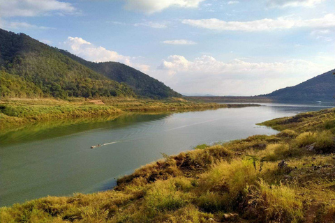 Kleverige watervalwandeling en mountainbiketocht naar de Mae Kuang-dam