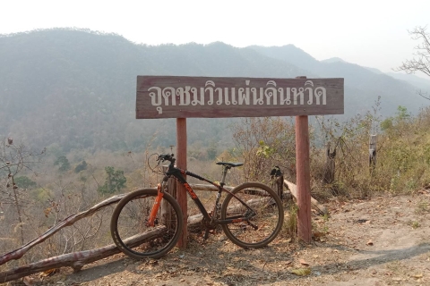 Wycieczka do Sticky Waterfall i przejażdżka rowerem górskim do tamy Mae KuangWycieczka do Lepkiego Wodospadu i przejażdżka rowerem górskim do tamy Mae Kuang