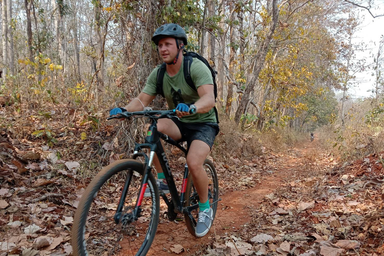 Caminata a la Cascada Pegajosa y Paseo en Bicicleta de Montaña hasta la Presa de Mae Kuang