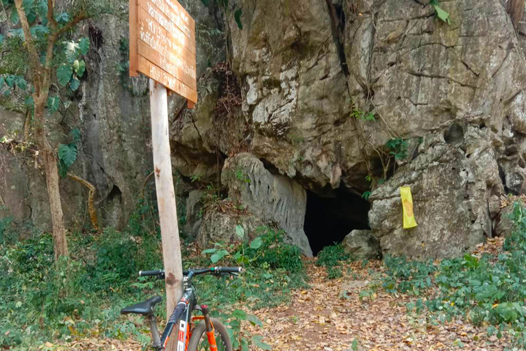 Kleverige watervalwandeling en mountainbiketocht naar de Mae Kuang-dam