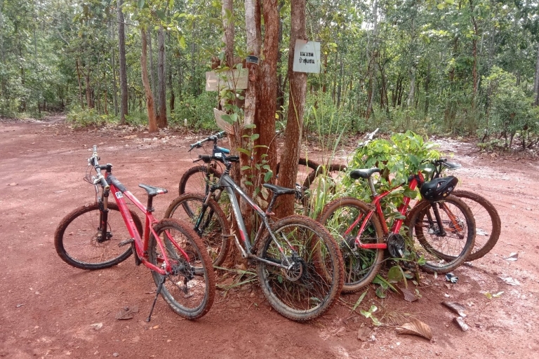Wycieczka do Sticky Waterfall i przejażdżka rowerem górskim do tamy Mae KuangWycieczka do Lepkiego Wodospadu i przejażdżka rowerem górskim do tamy Mae Kuang