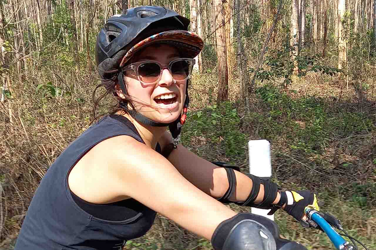 Kleverige watervalwandeling en mountainbiketocht naar de Mae Kuang-dam