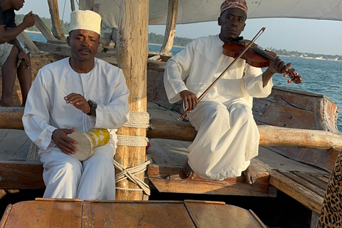 Stonetown: crociera panoramica al tramonto con musica jazz dal vivoCrociera al tramonto a Stonetown con musica jazz dal vivo