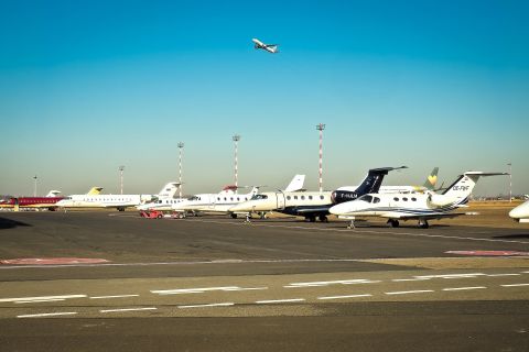 Corfù: trasferimento aeroportuale privato in minivan