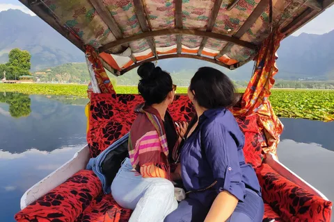 Srinagar: Enchanting Day Tour with Shikara Ride at Dal Lake