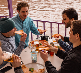 Budapest: Sightseeing Cruise with Pizza and Unlimited Beer
