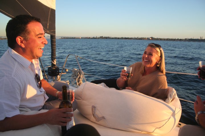 Romantische Kreuzfahrten und Bootstouren bei Sonnenuntergang