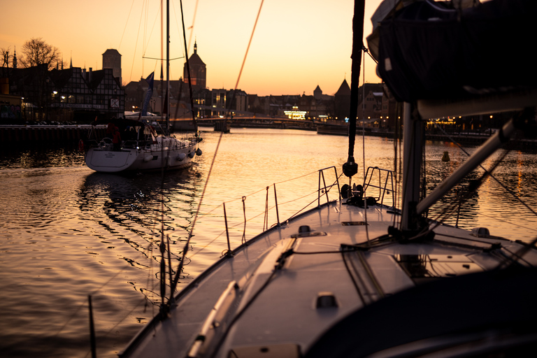 Gdansk: Cruzeiro panorâmico noturno em iate com ProseccoCruzeiro Noturno