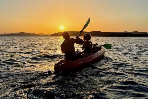 Sardynia: Sunset Kayak Tour z nurkowaniem i aperitifem