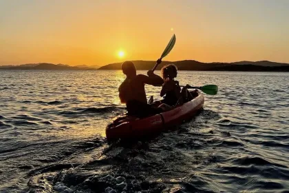 Sardinien: Kajaktour bei Sonnenuntergang mit Schnorcheln und Aperitif