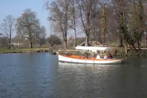 Oxford: Sightseeing Boat Cruise with Prosecco
