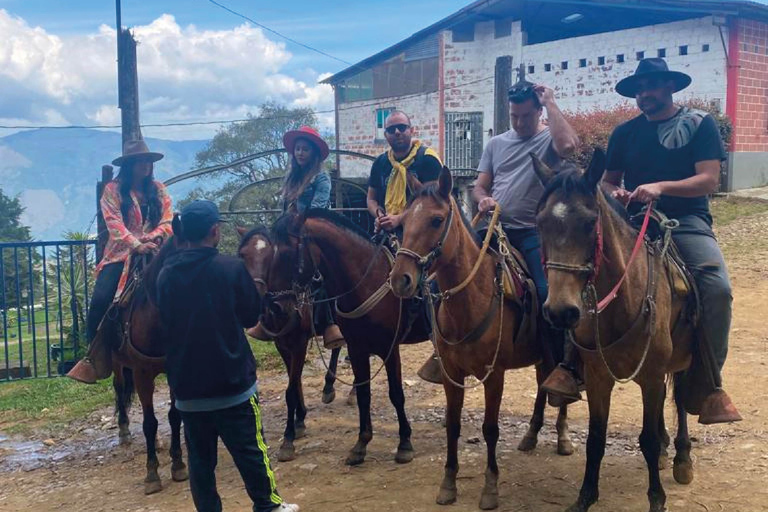 Paseo a caballo por el horizonte de la ciudad con campamento de bomberos y cabaña en el bosquePaseo a caballo por el horizonte de la ciudad con campamento de bomberos y cavin forestal