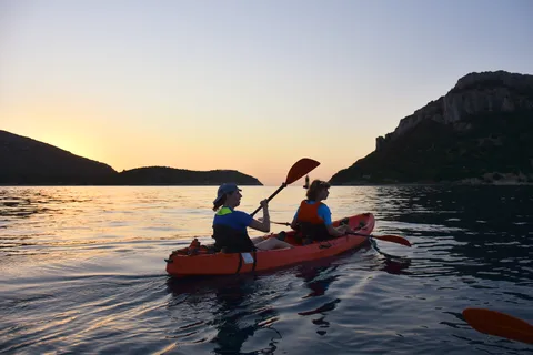 Golfo Aranci : Excursion en kayak au lever du soleil en compagnie des dauphins avec petit-déjeuner