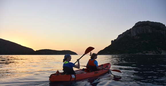 Golfo Aranci: Sunrise Dolphin Kayak Tour with Breakfast
