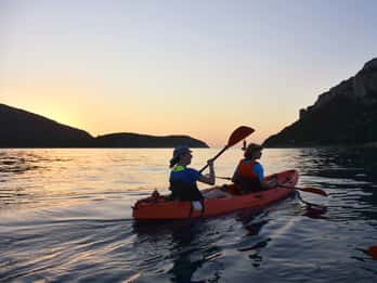 Golfo Aranci: Sunrise Dolphin Kayak Tour with Breakfast