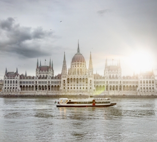 Budapest: Day or Evening Cruise with Tokaj Premium Frizzante
