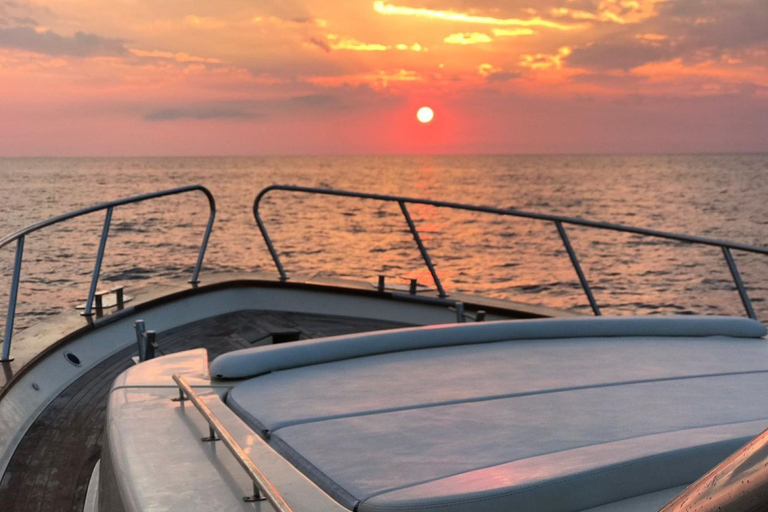 Sorrento: Rondvaart langs de kust bij zonsondergang met aperitiefSorrento: boottocht langs de kust bij zonsondergang met aperitief