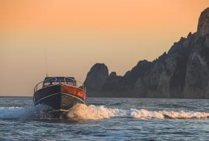 Sorrento: Bootstour bei Sonnenuntergang an der Küste mit Aperitif