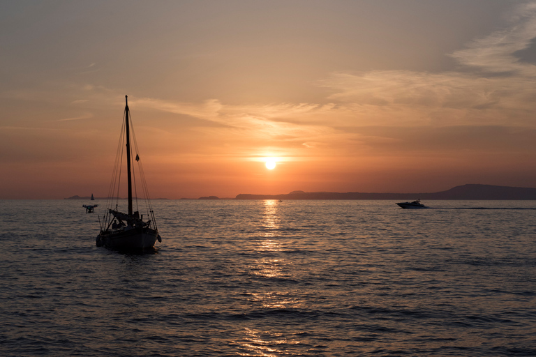 Sorrente : Tour en bateau côtier au coucher du soleil avec apéritifSorrente : Excursion en bateau sur la côte au coucher du soleil avec apéritif