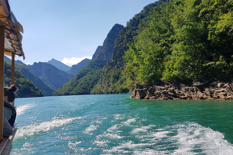 De Tirana: excursion d'une journée au lac Komani et à la rivière Shala