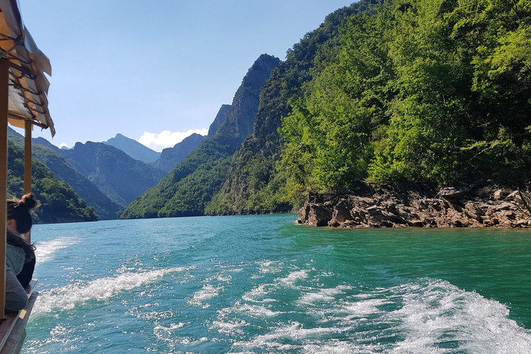 De Tirana/Shkodra: viagem de 1 dia ao lago Komani e ao rio ShalaPartida de Tirana