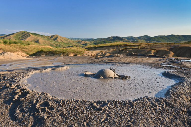 Bukarest: Privat dagstur till Muddy Volcanoes och saltgruvanBukarest: Dagstur med privat tur till Muddy Vulkaner och Saltgruva