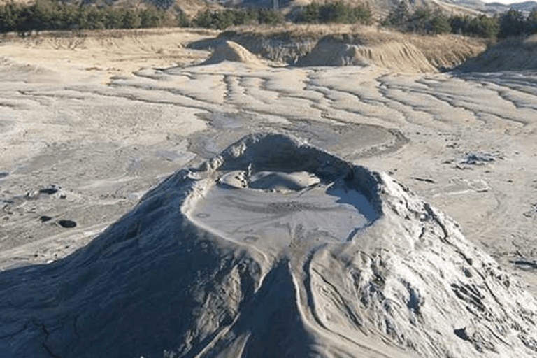 Bukarest: Privat dagstur till Muddy Volcanoes och saltgruvanBukarest: Dagstur med privat tur till Muddy Vulkaner och Saltgruva