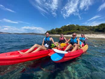 Hvar: Excursión Autoguiada en Kayak por las Islas Pakleni